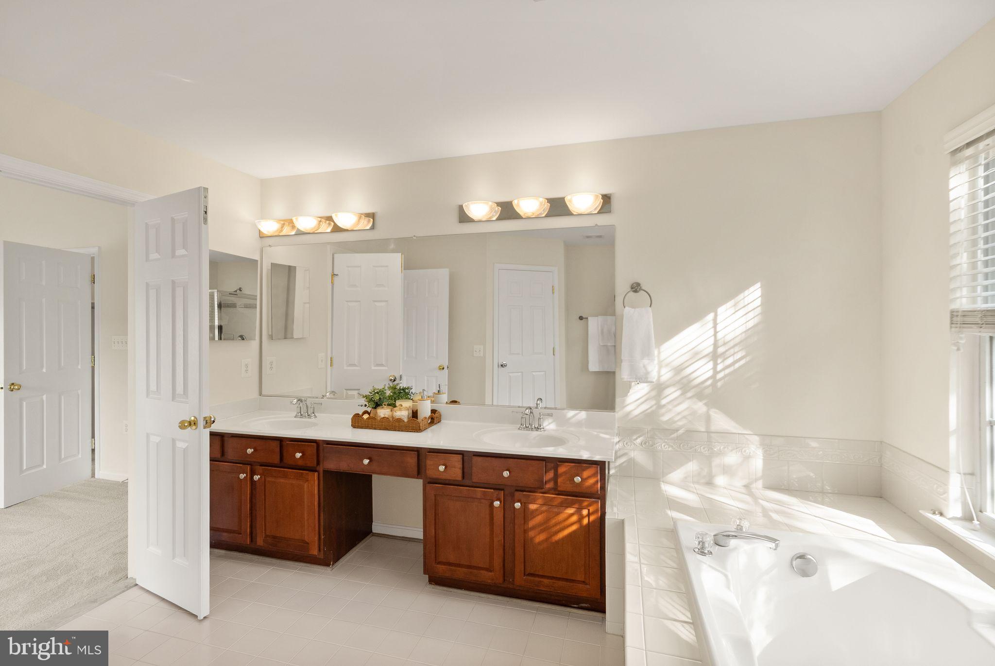 1605 WOODBRIDGE COURT NE