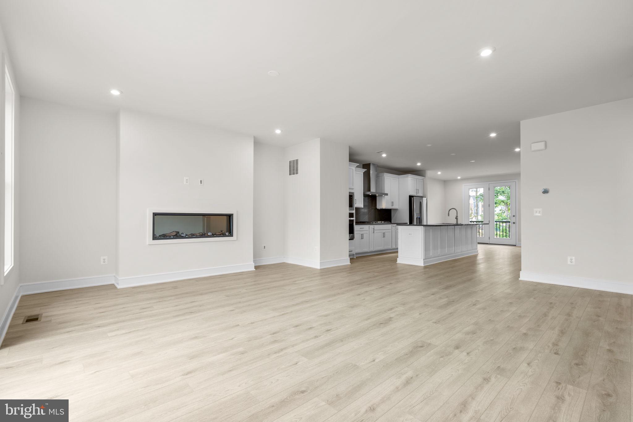 42227 SHINING STAR SQUARE