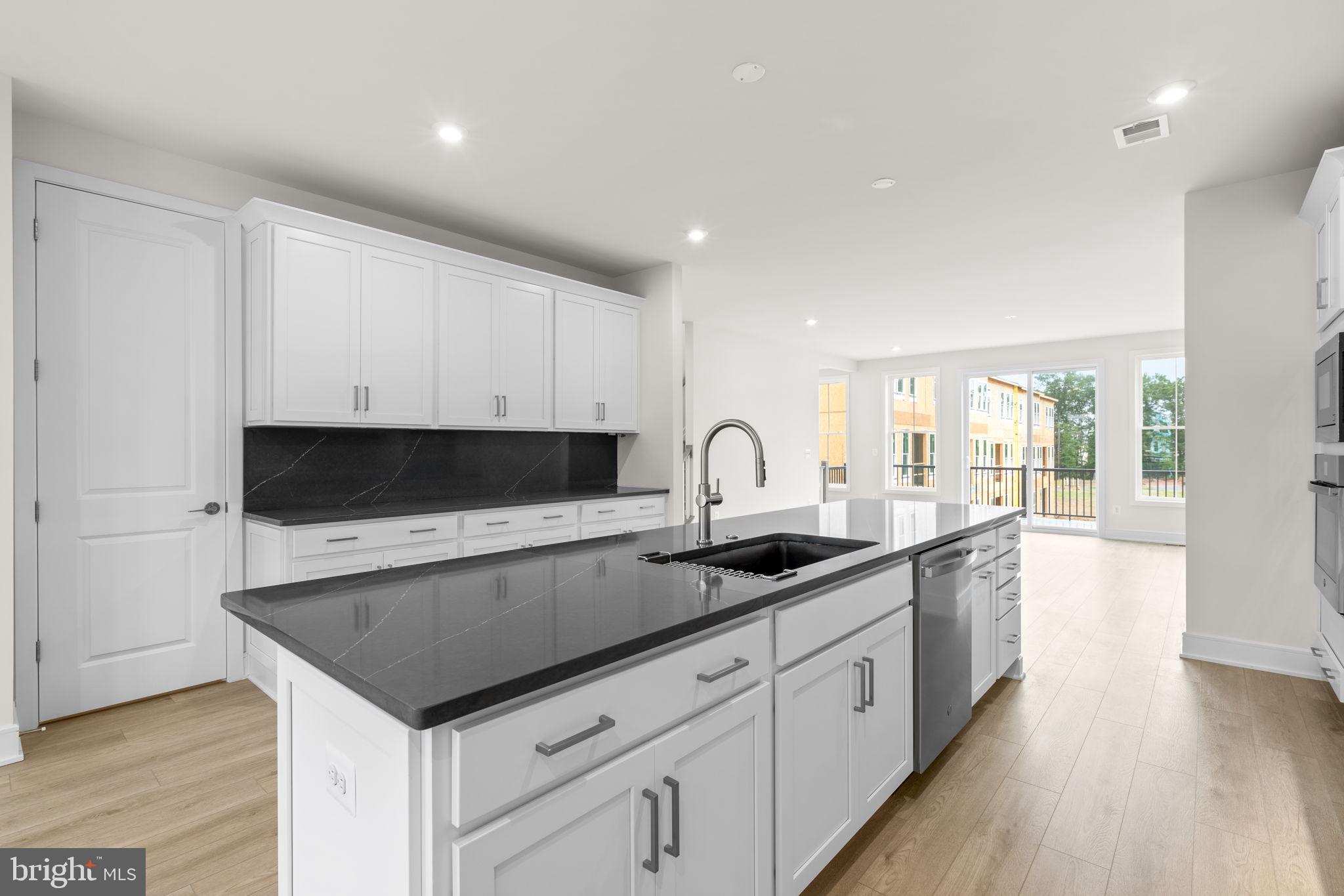 42227 SHINING STAR SQUARE