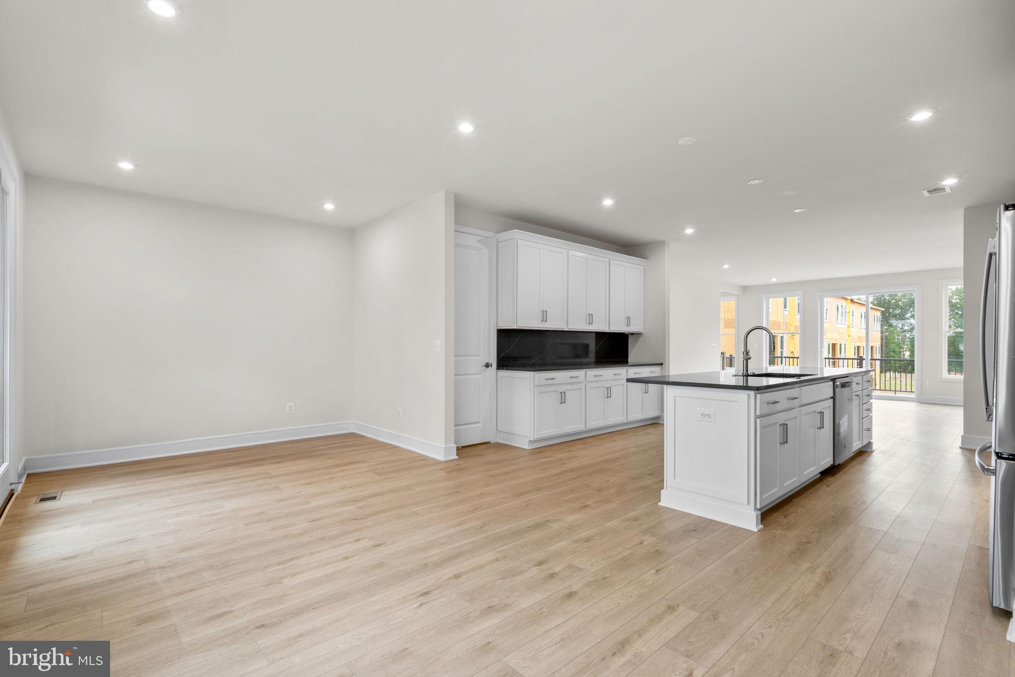 42227 SHINING STAR SQUARE