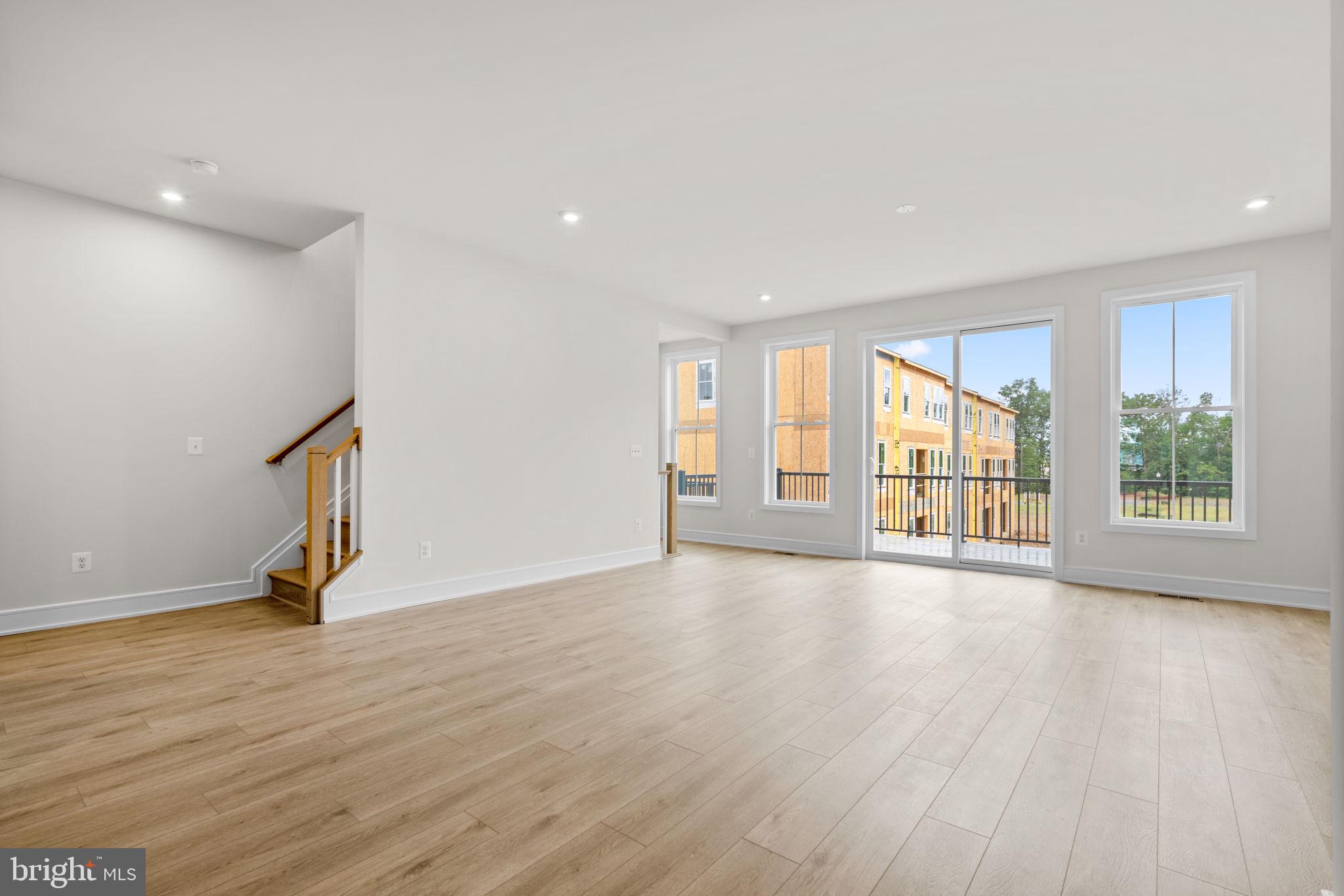 42227 SHINING STAR SQUARE