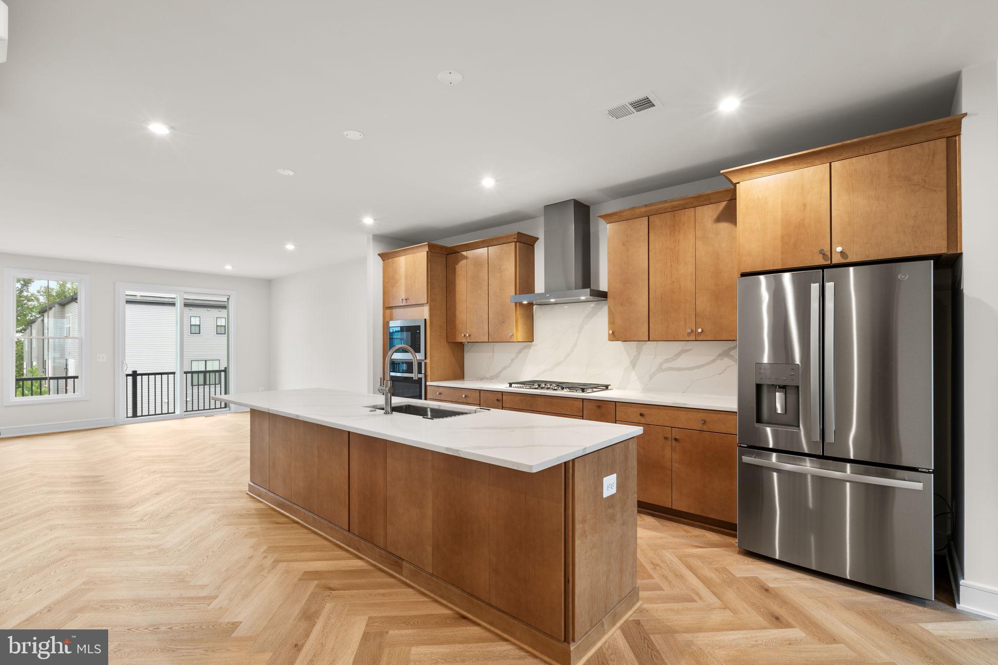 42106 PICASSO SQUARE