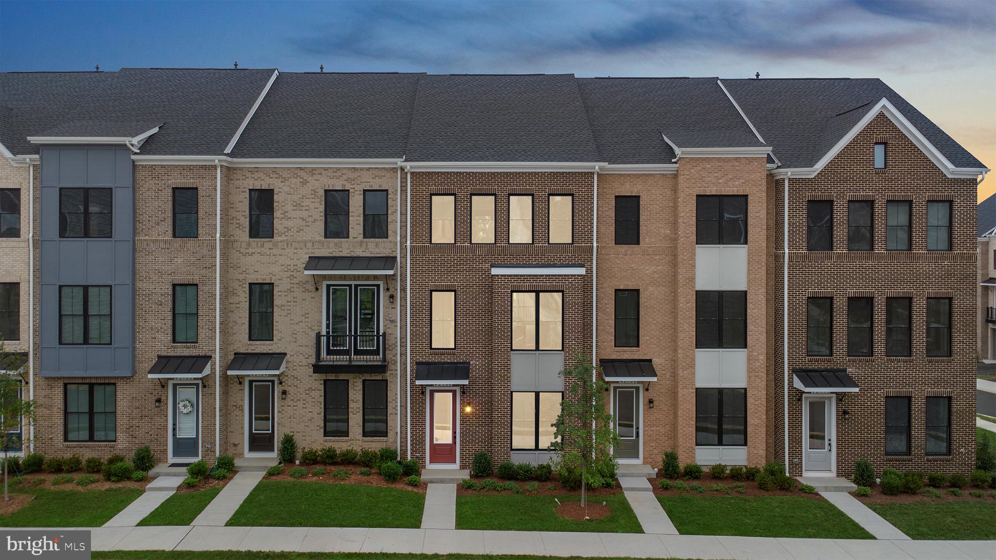 42106 PICASSO SQUARE