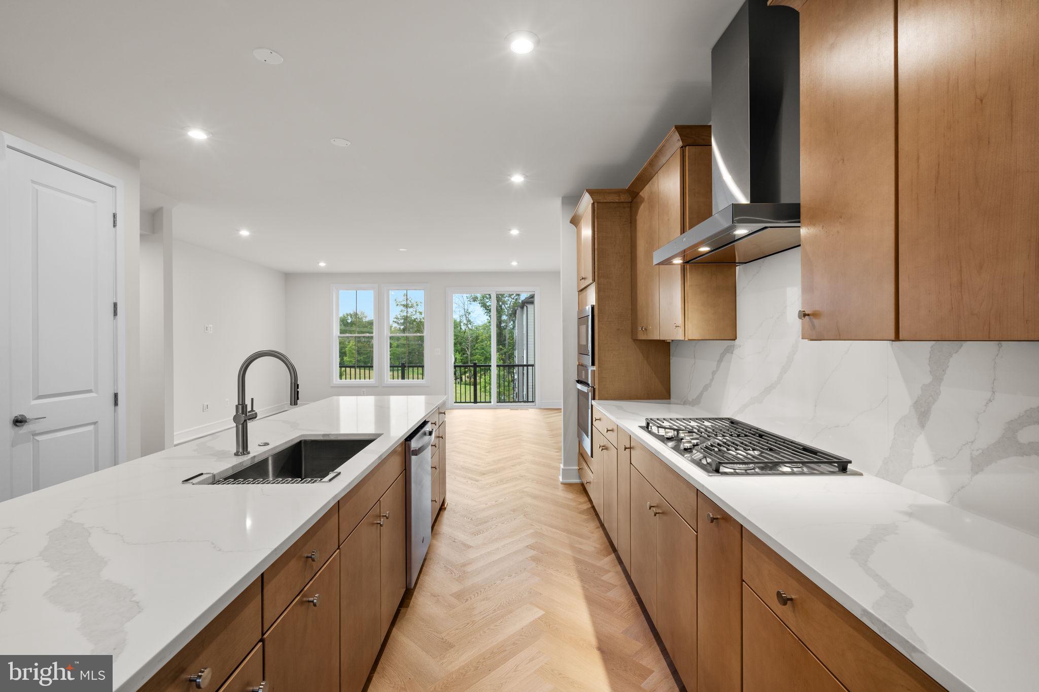 42106 PICASSO SQUARE