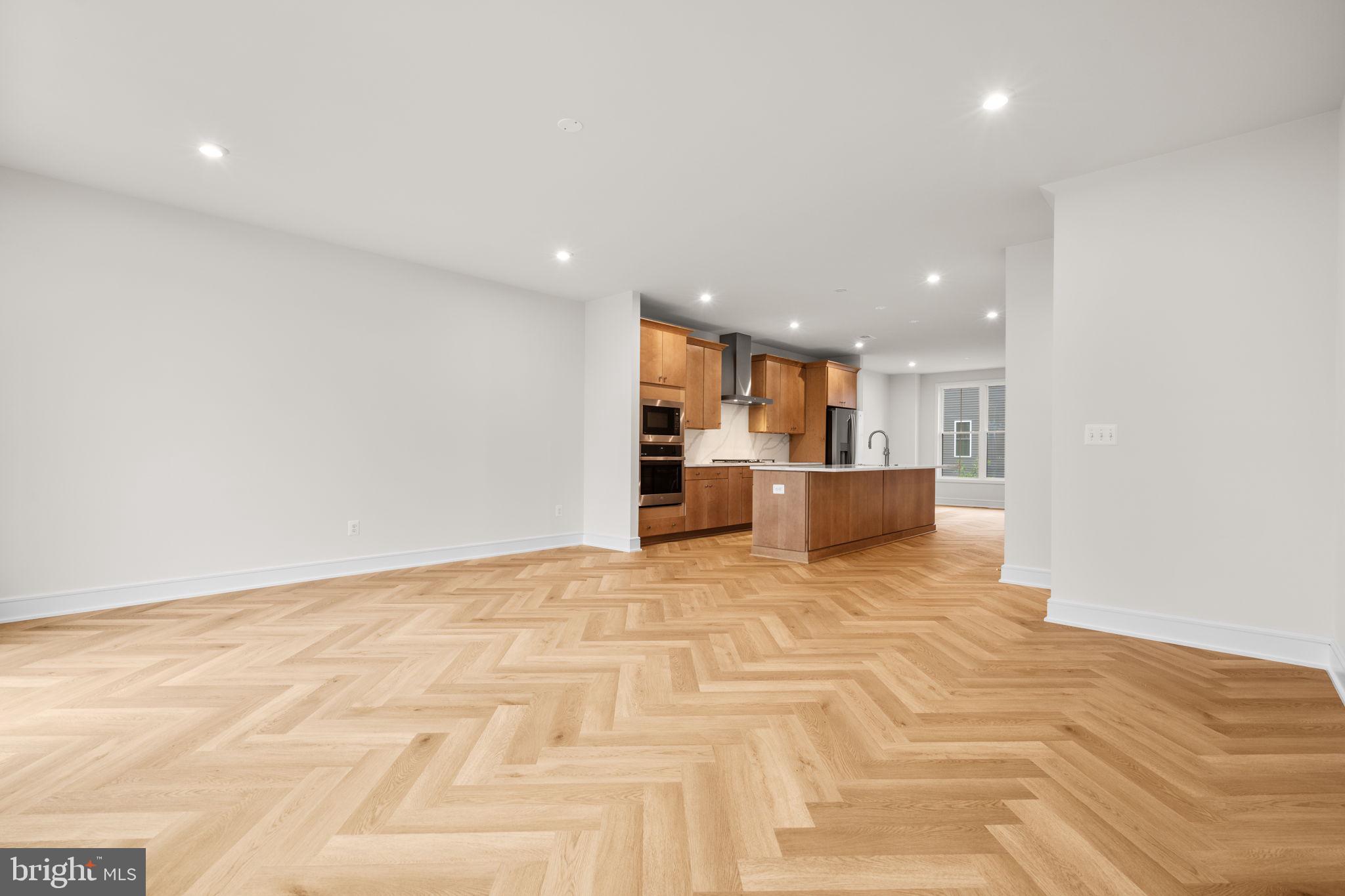 42106 PICASSO SQUARE