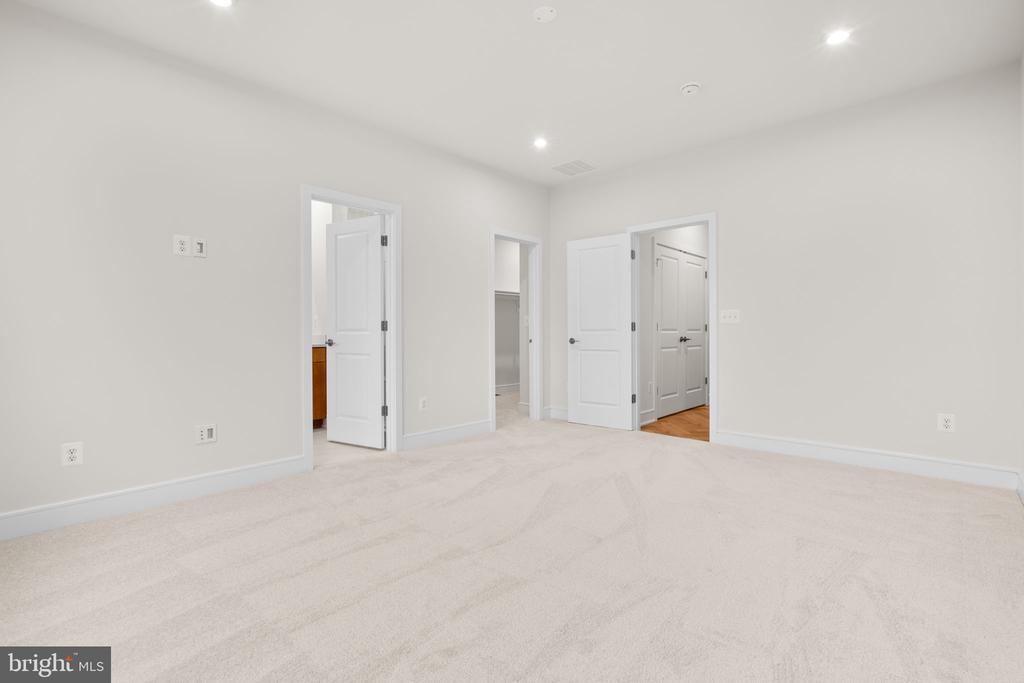 42106 PICASSO SQUARE