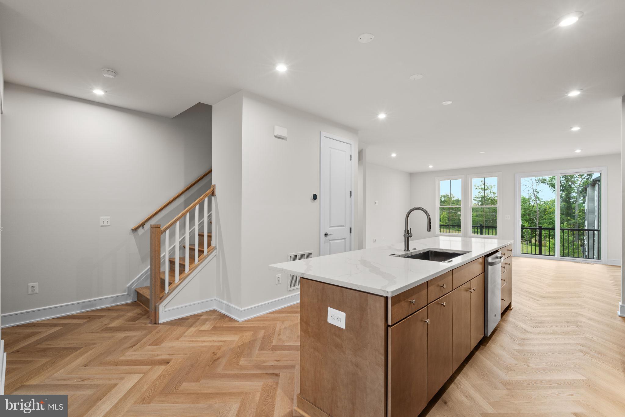 42106 PICASSO SQUARE