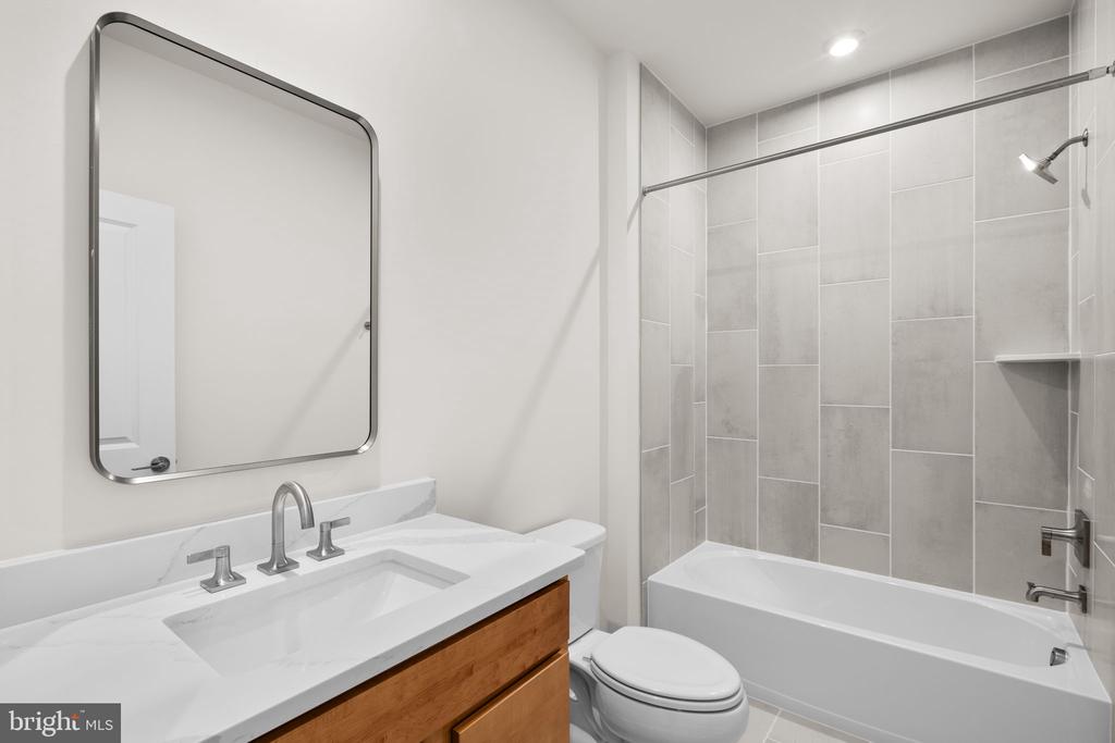42106 PICASSO SQUARE