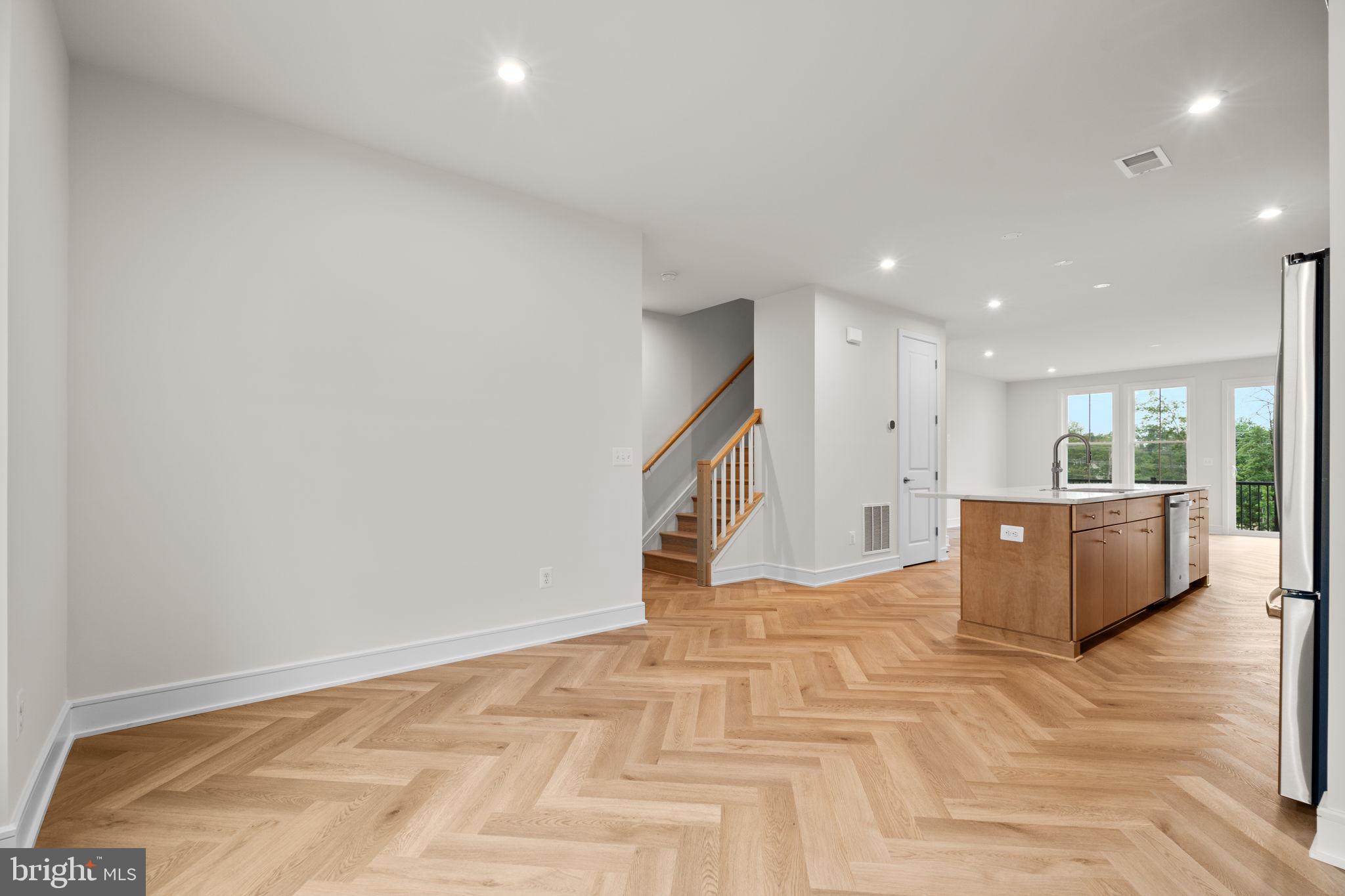 42106 PICASSO SQUARE