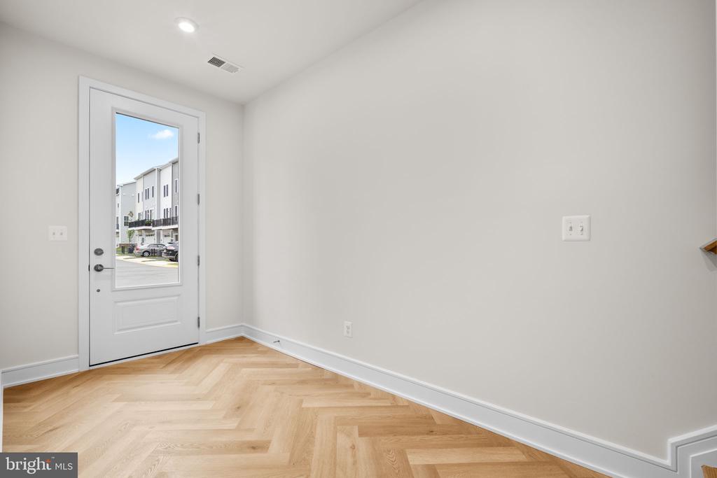 42106 PICASSO SQUARE
