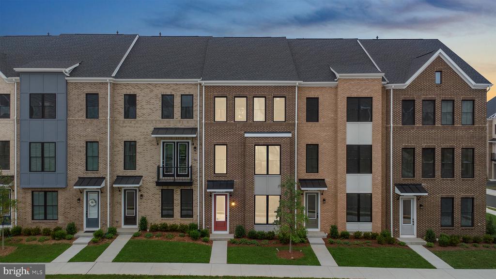 42106 PICASSO SQUARE