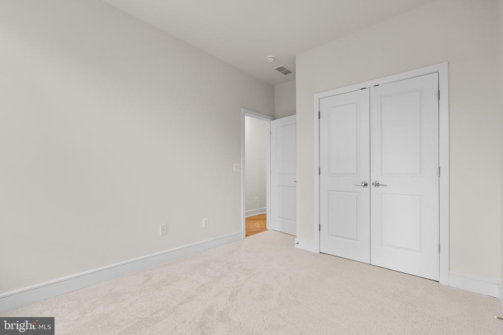 42106 PICASSO SQUARE