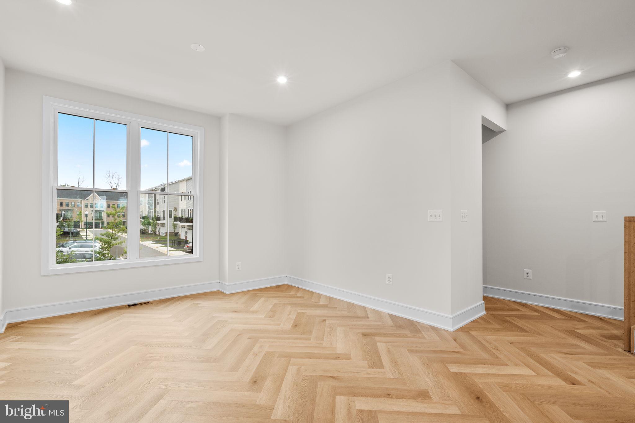 42106 PICASSO SQUARE