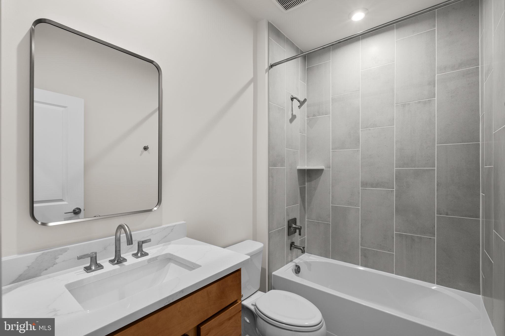 42106 PICASSO SQUARE