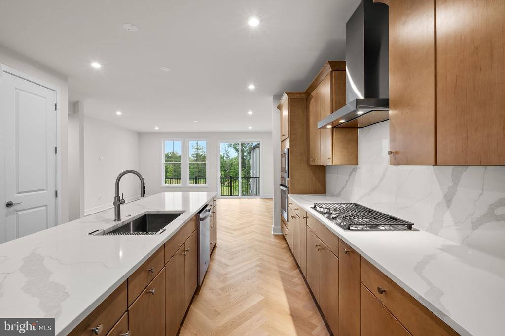 42106 PICASSO SQUARE