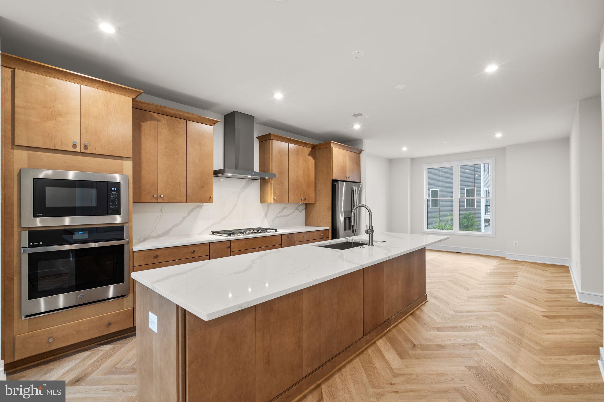 42106 PICASSO SQUARE