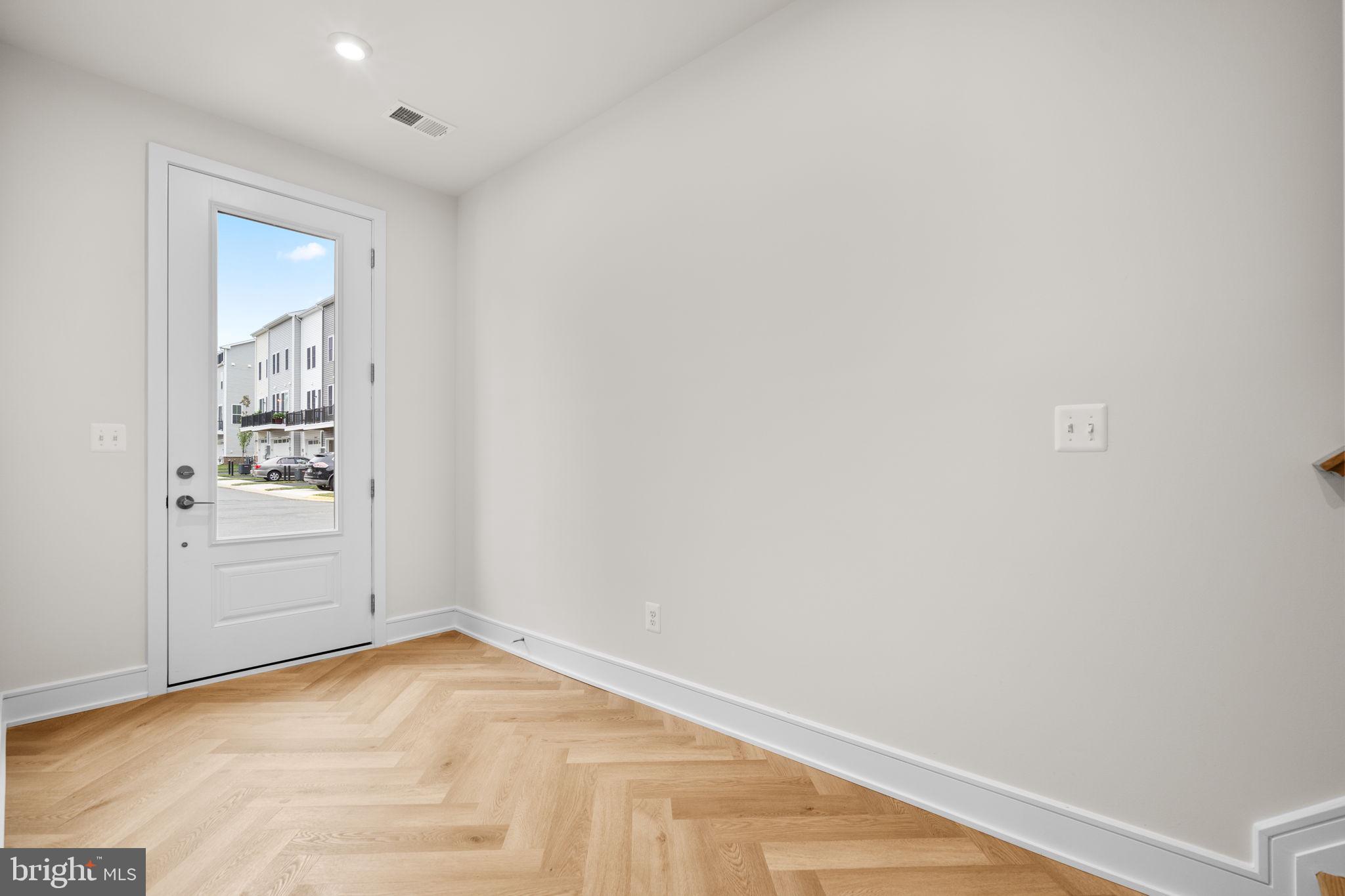 42106 PICASSO SQUARE