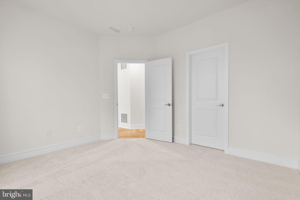 42106 PICASSO SQUARE