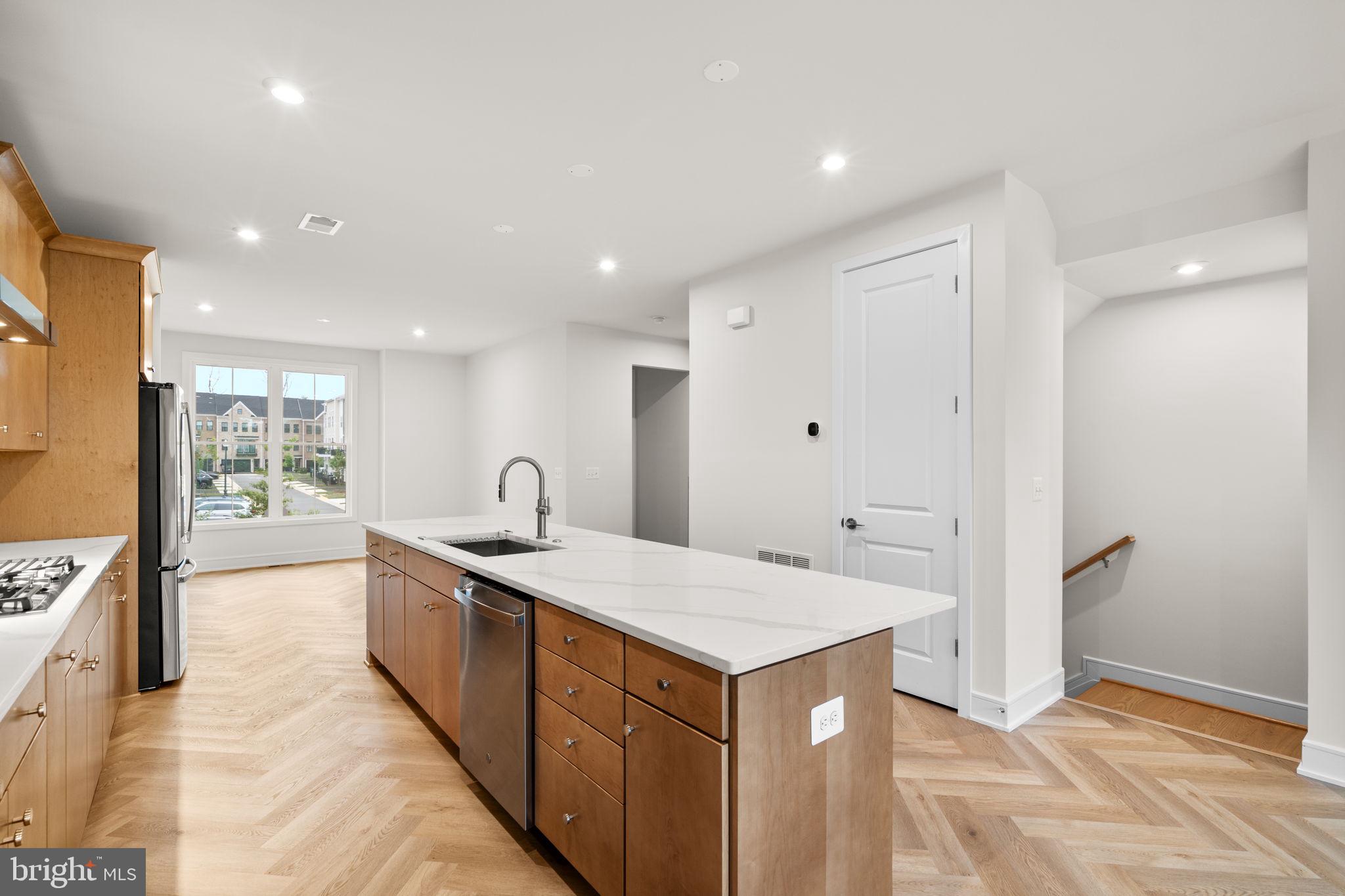 42106 PICASSO SQUARE