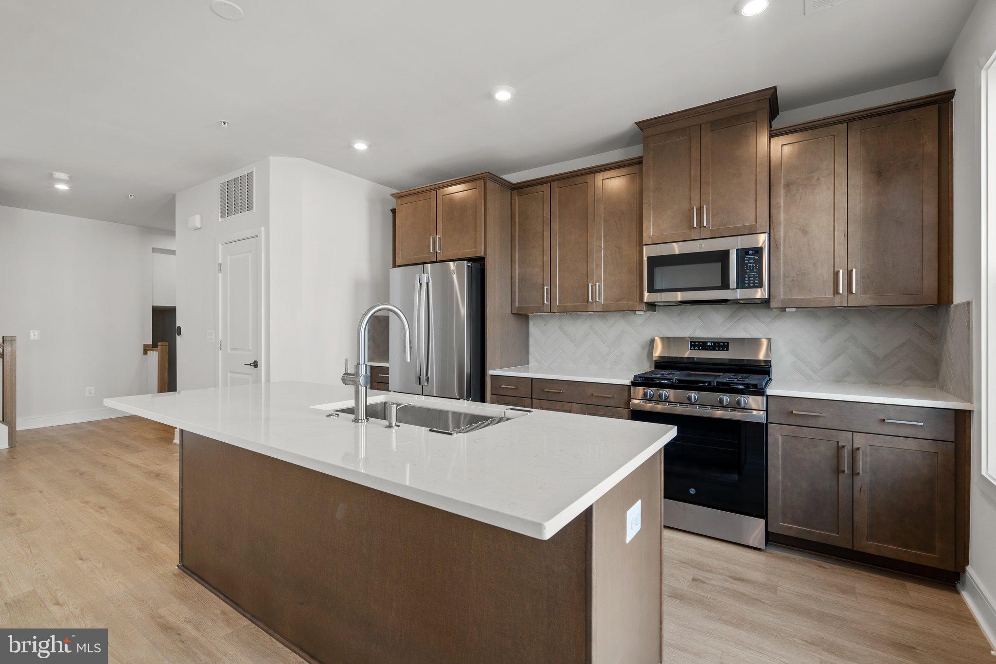 43298 FARRINGDON SQUARE