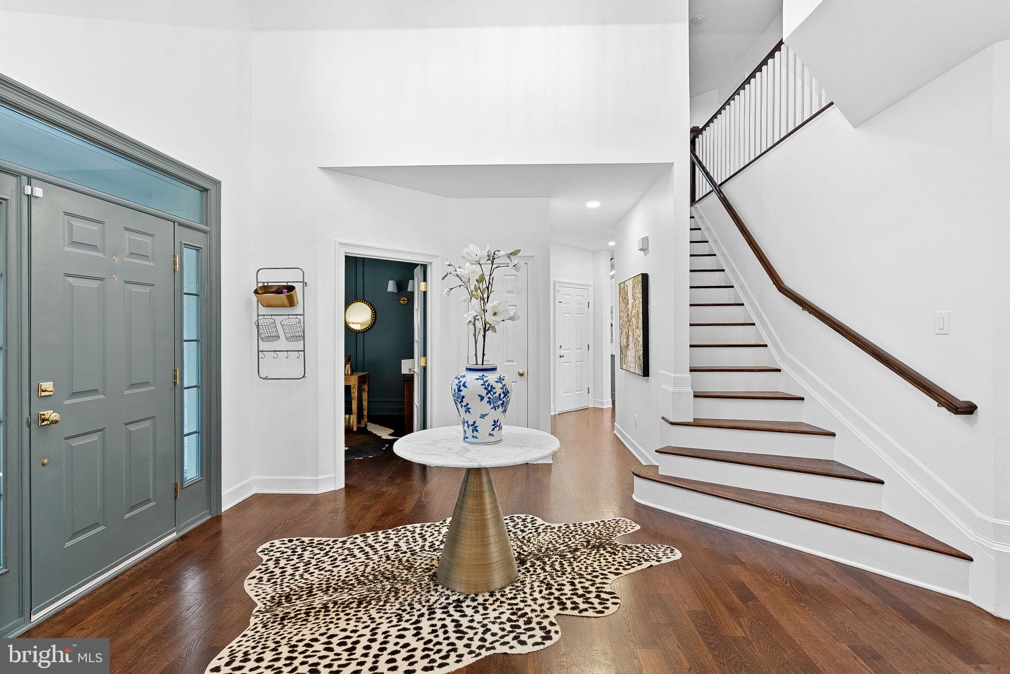 207 LAWNHILL COURT SW