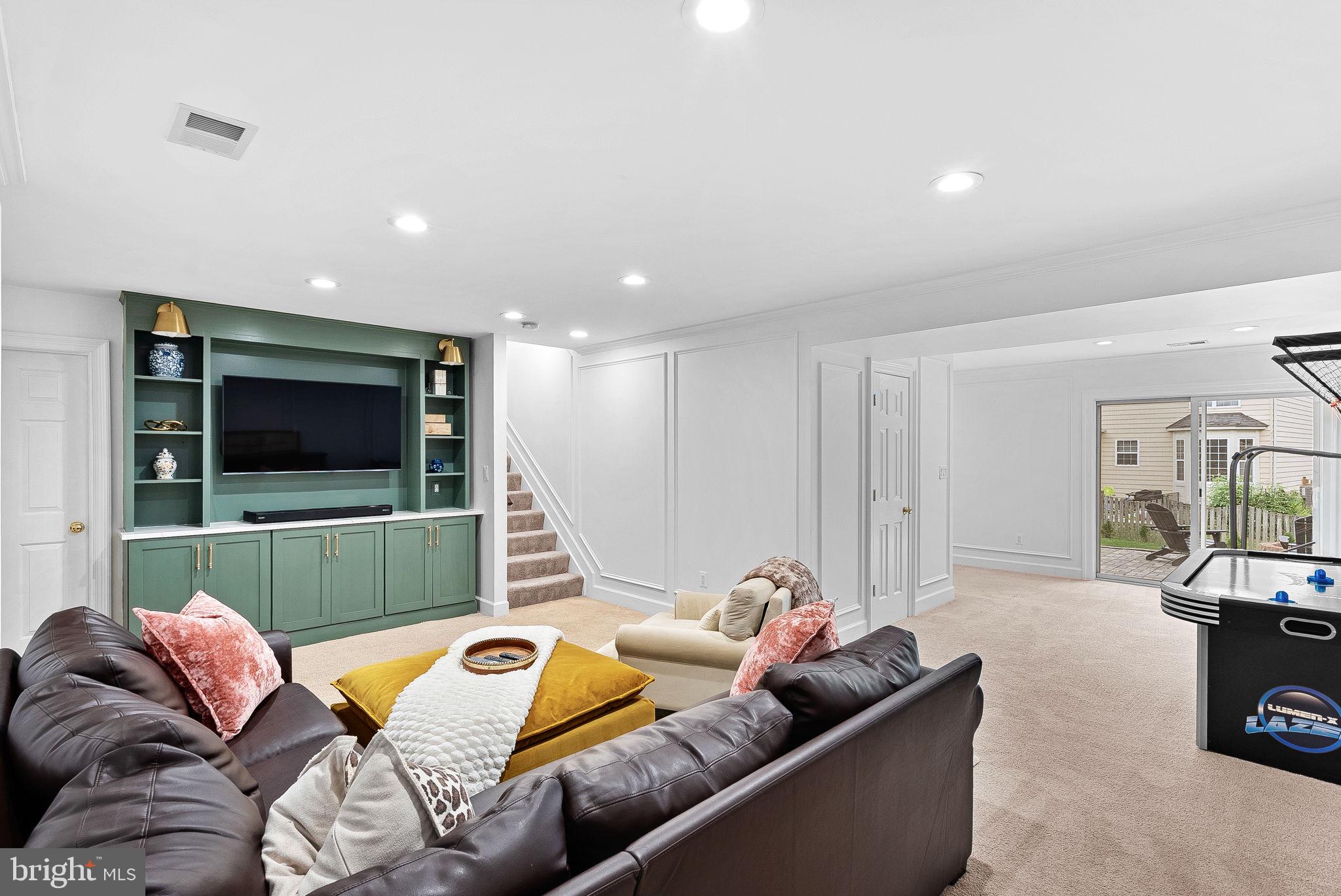 207 LAWNHILL COURT SW