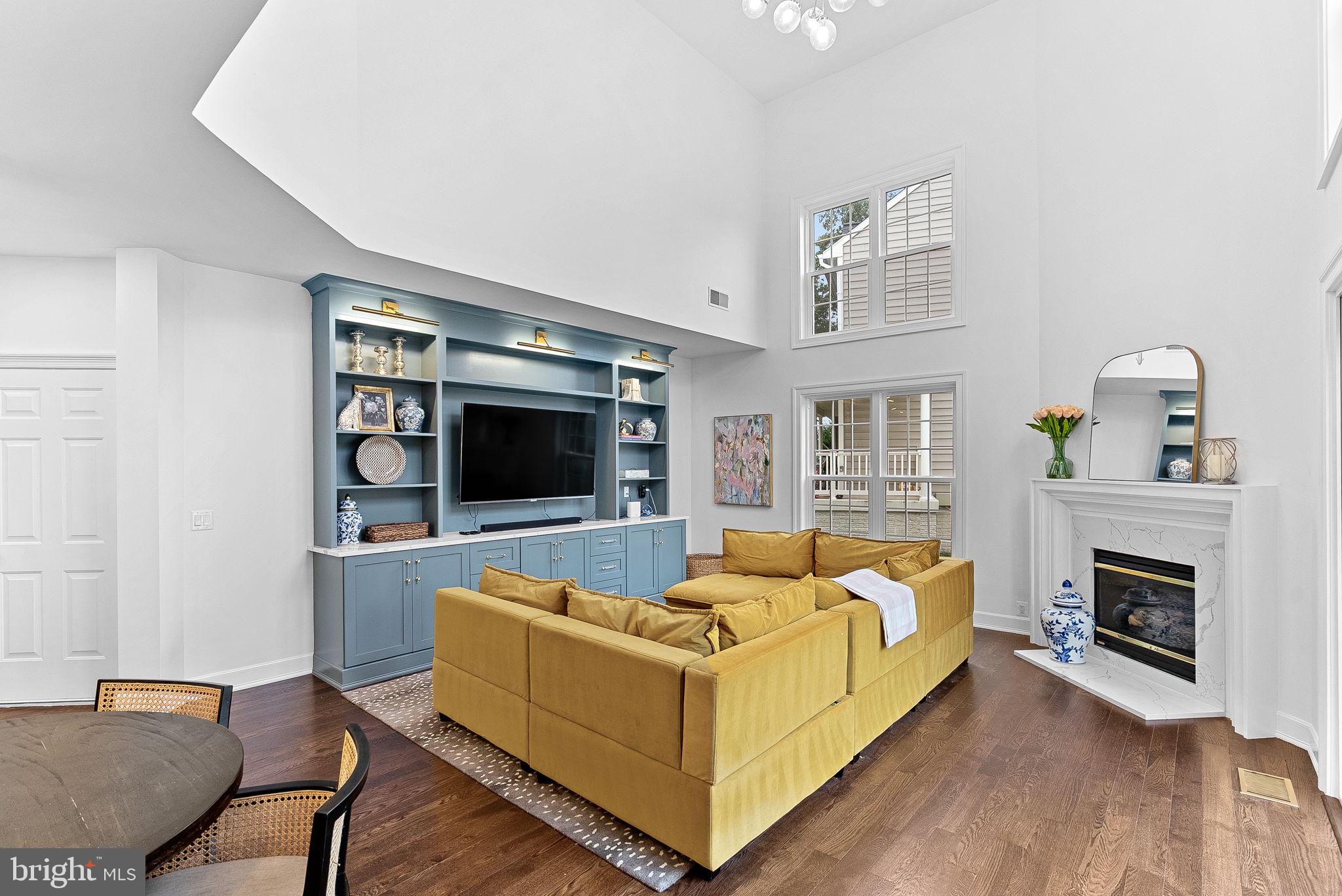 207 LAWNHILL COURT SW