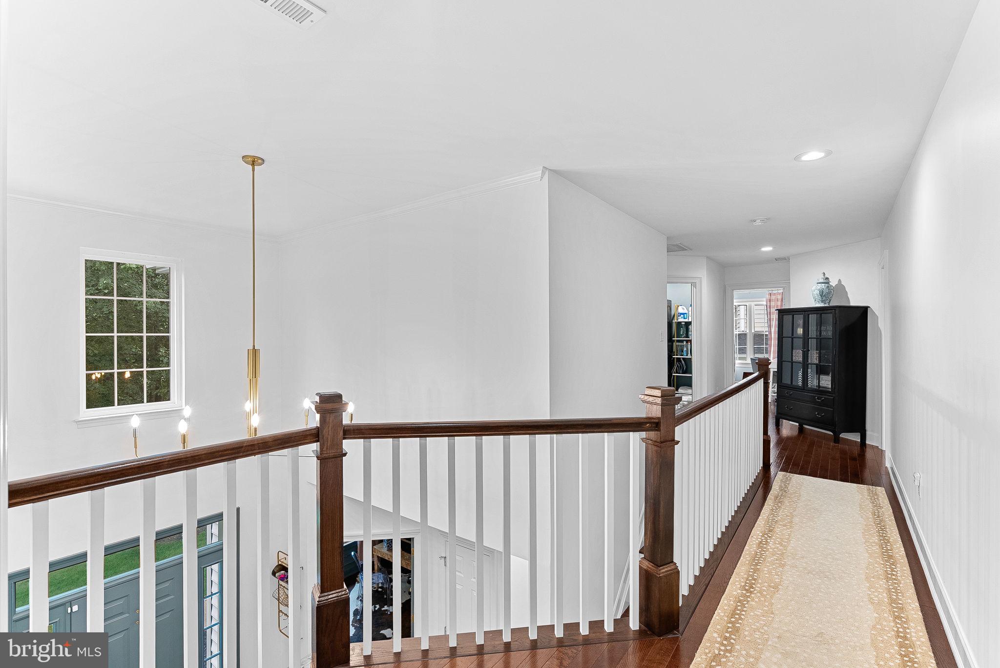 207 LAWNHILL COURT SW