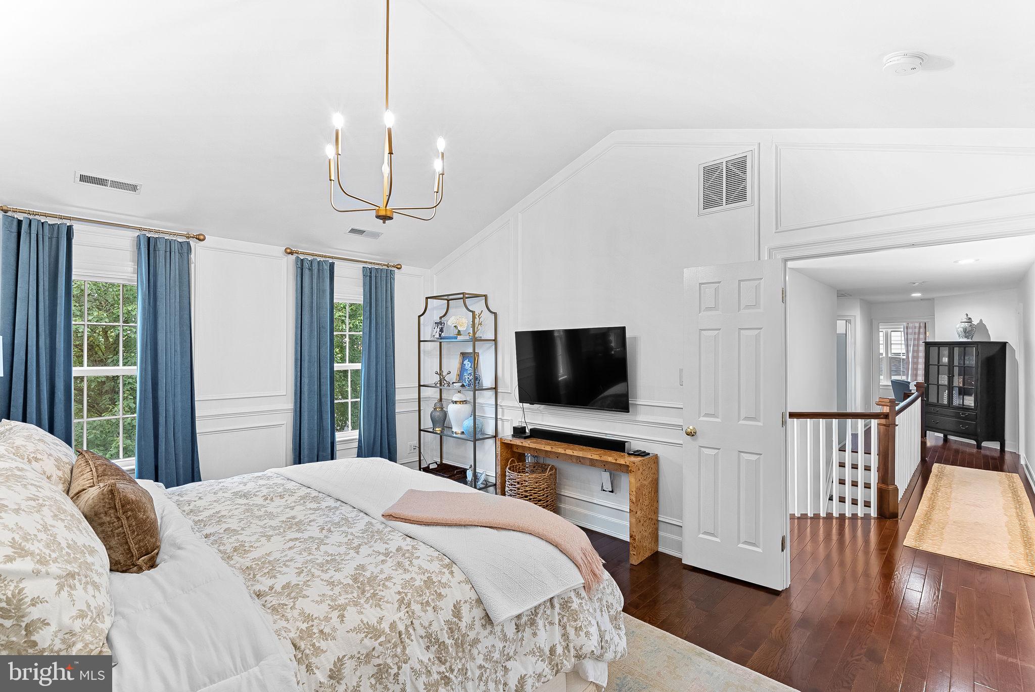 207 LAWNHILL COURT SW