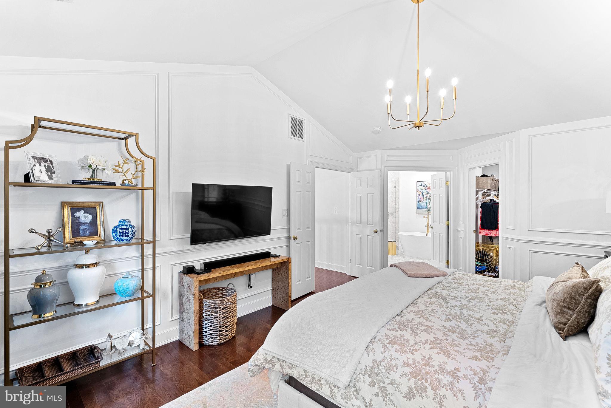 207 LAWNHILL COURT SW