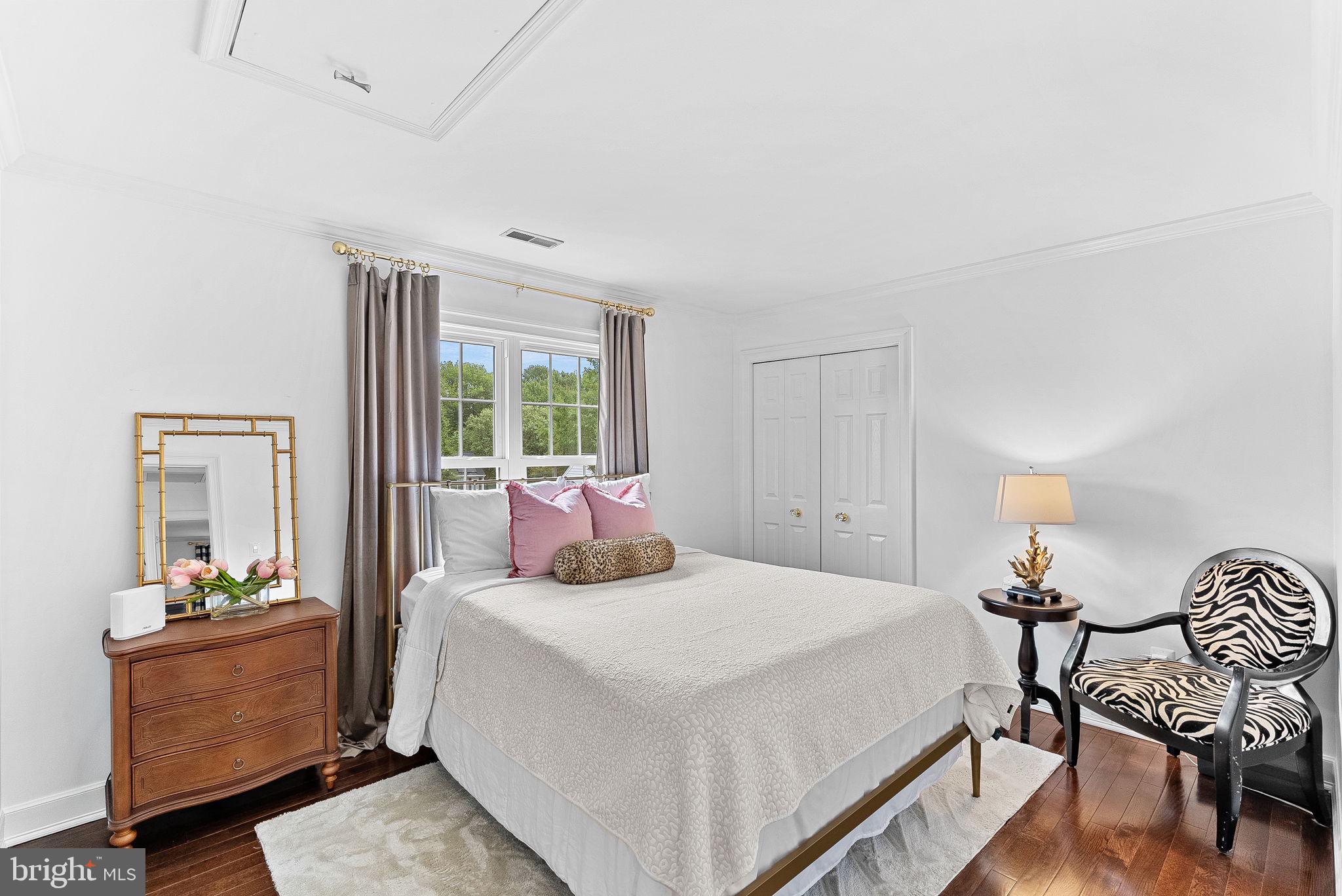 207 LAWNHILL COURT SW