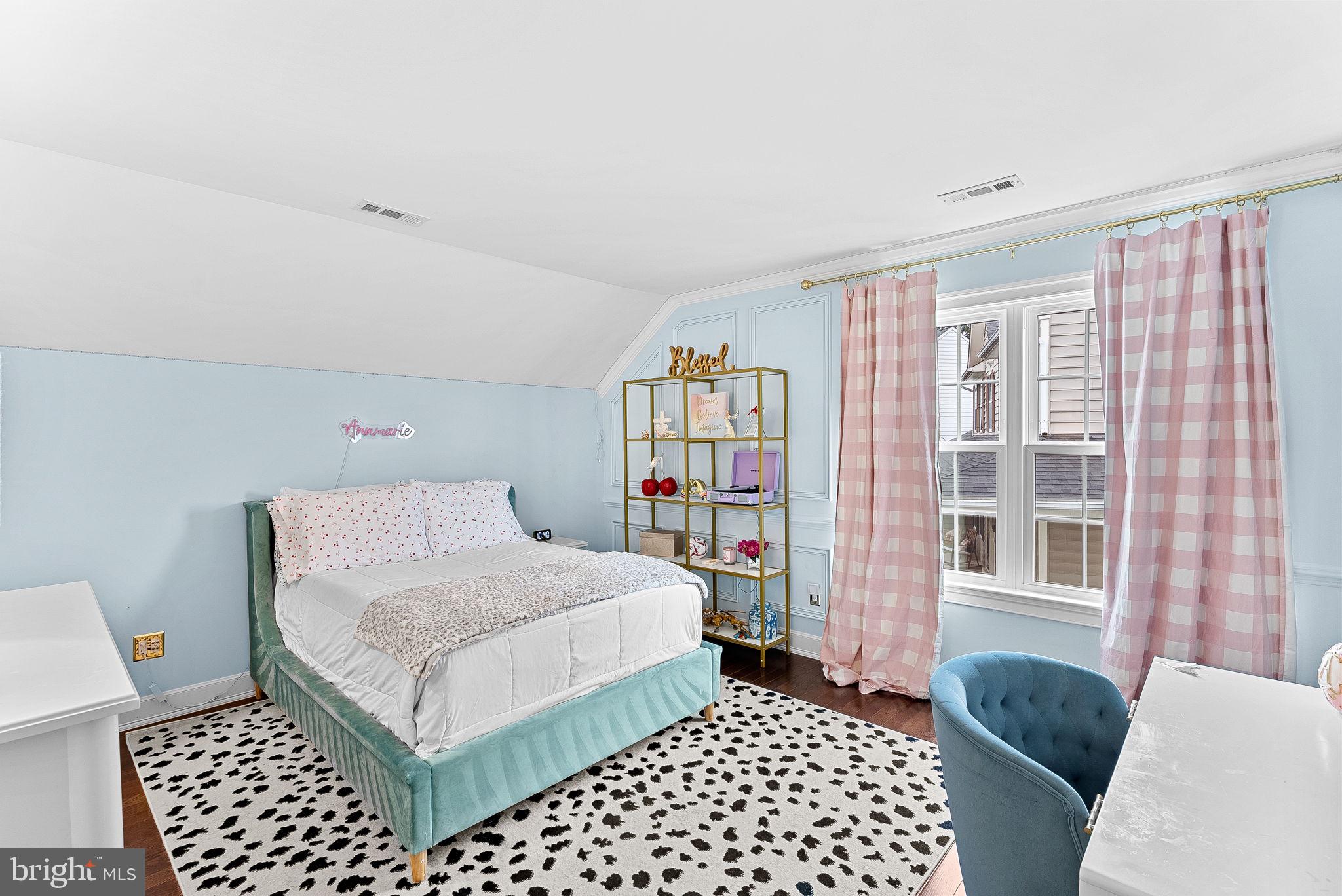 207 LAWNHILL COURT SW