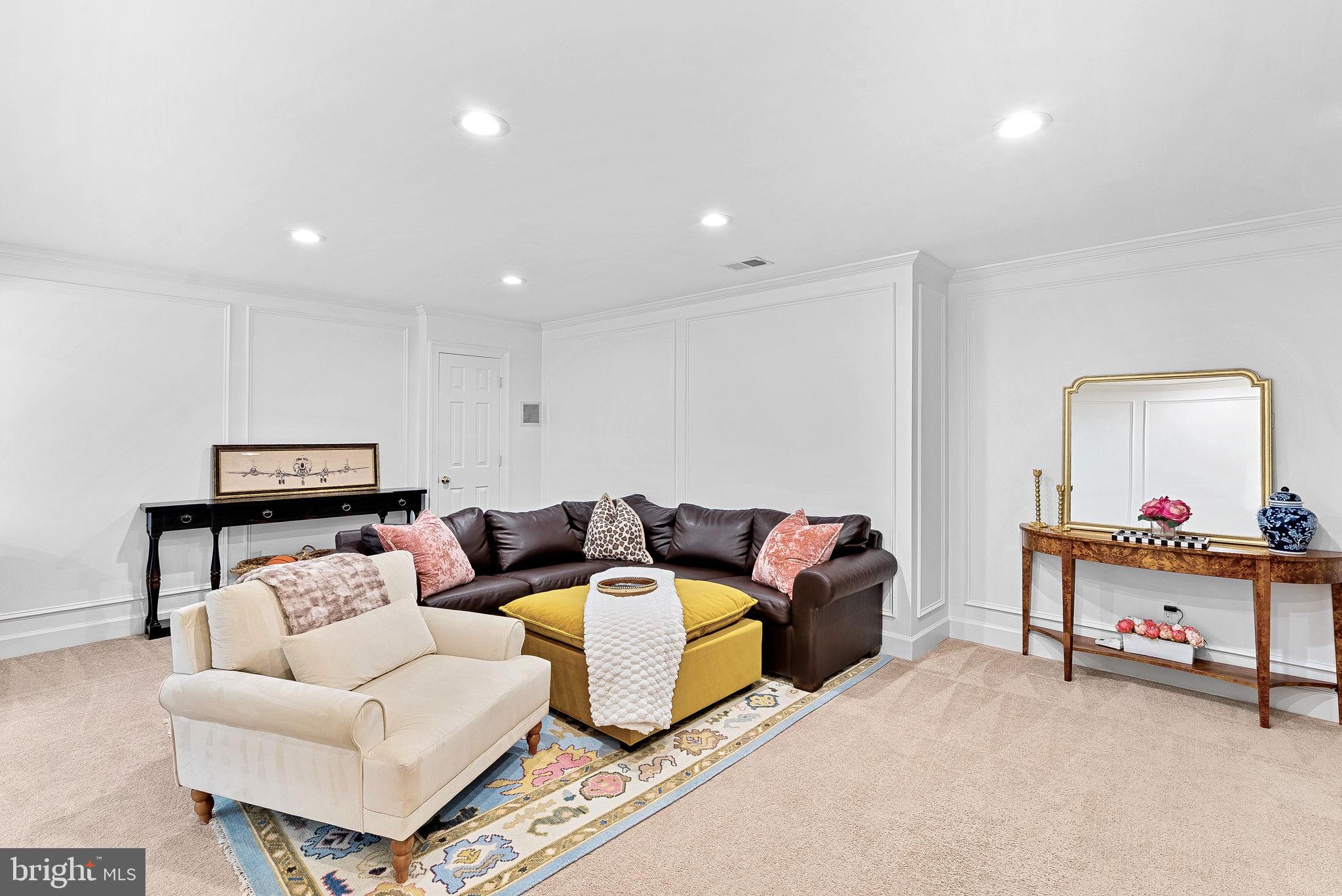 207 LAWNHILL COURT SW