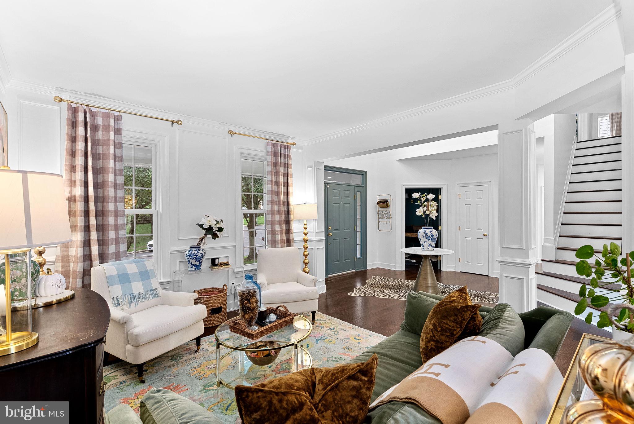 207 LAWNHILL COURT SW