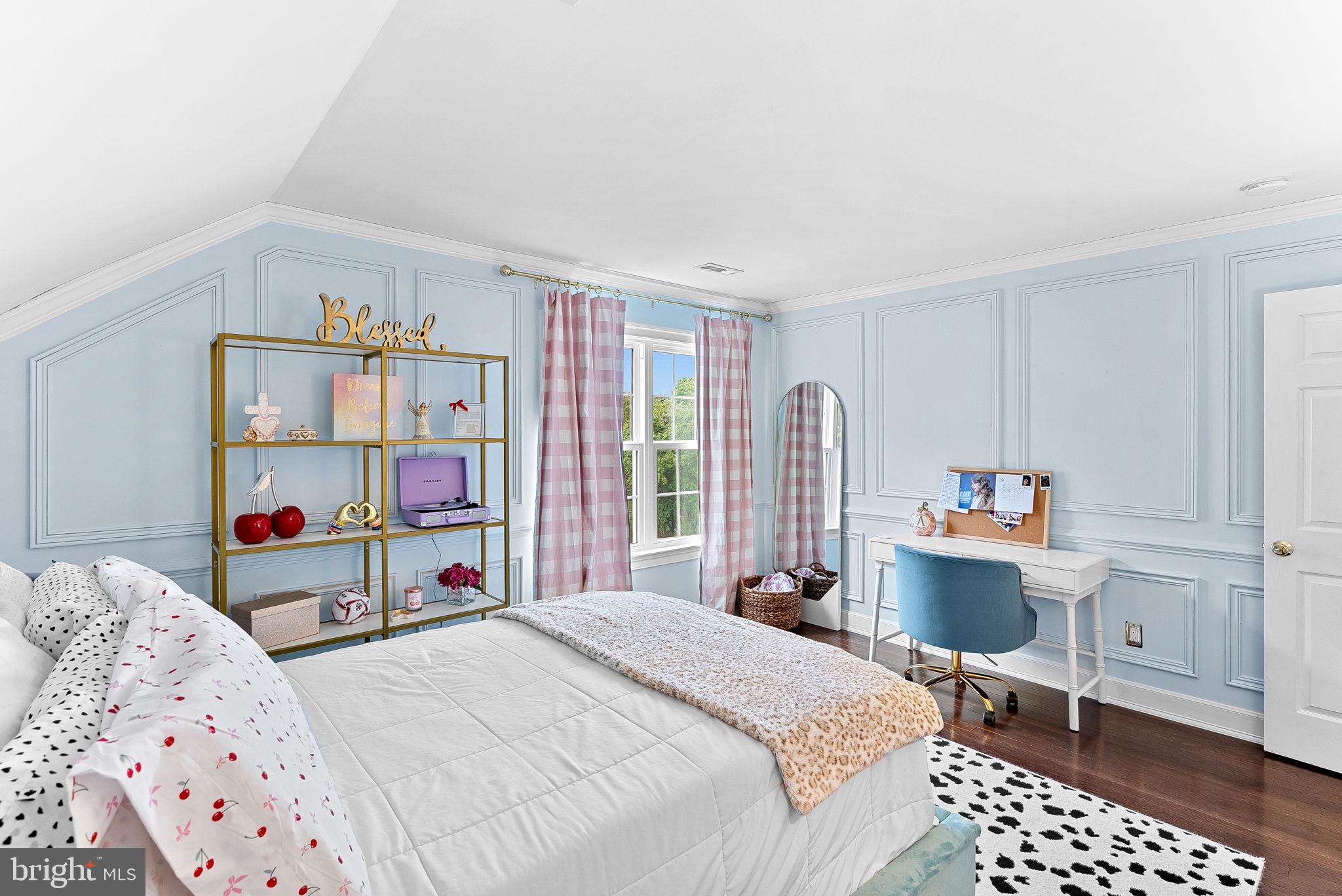 207 LAWNHILL COURT SW