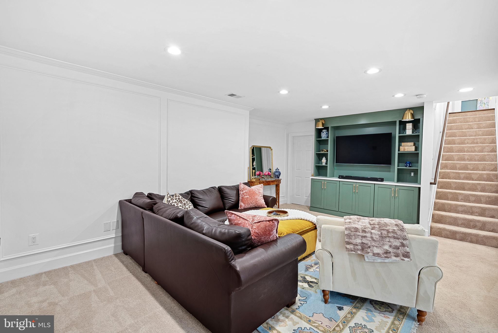 207 LAWNHILL COURT SW