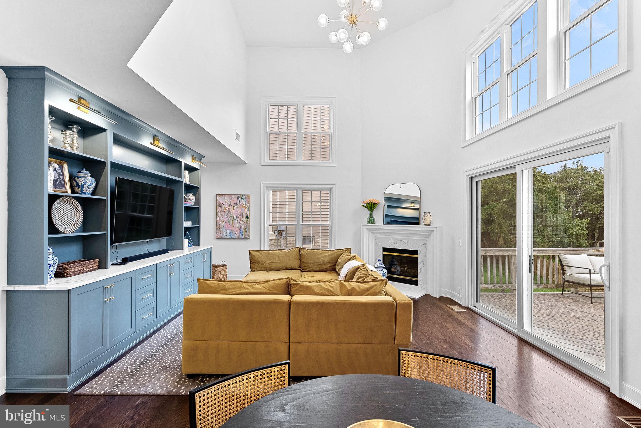 207 LAWNHILL COURT SW