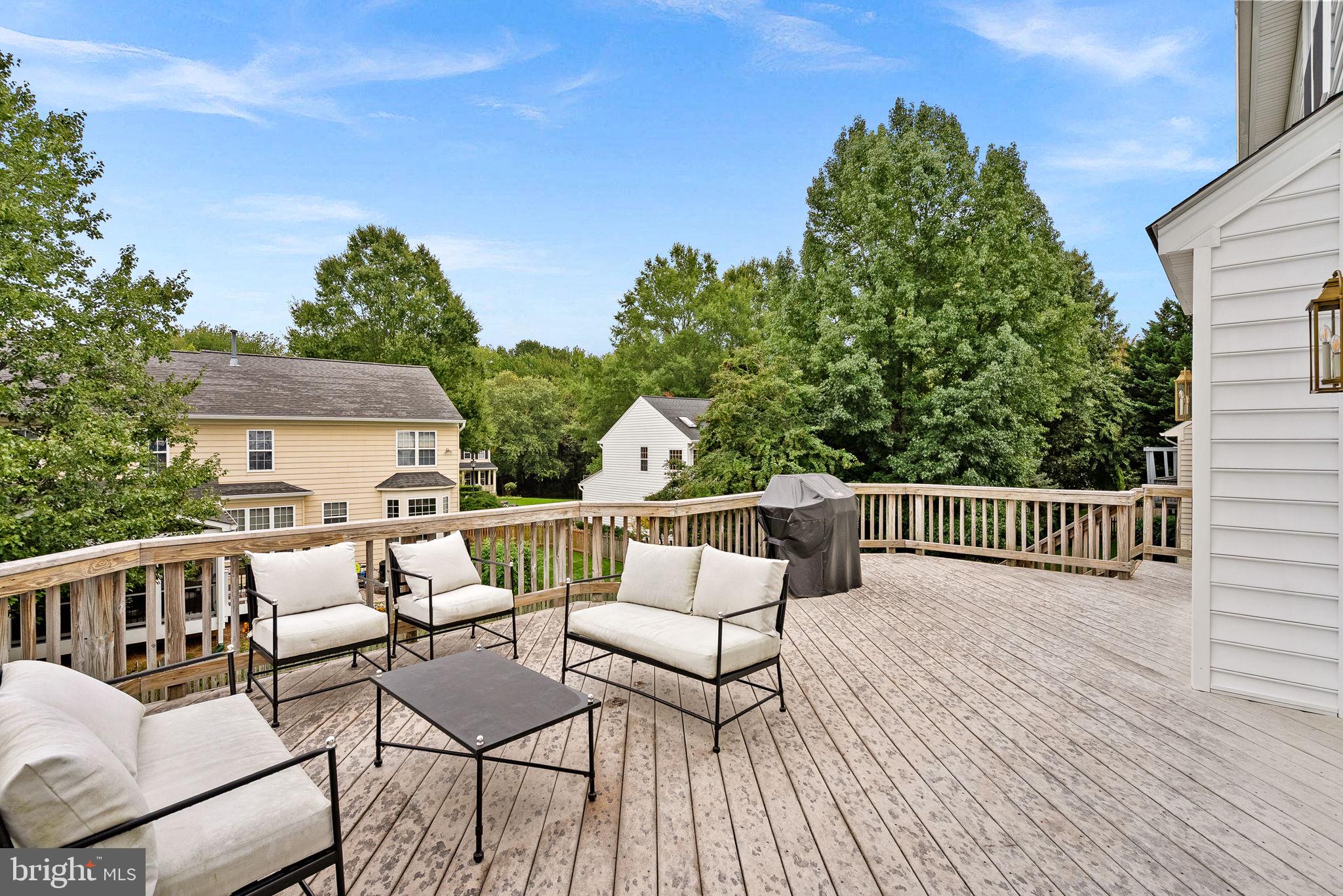 207 LAWNHILL COURT SW