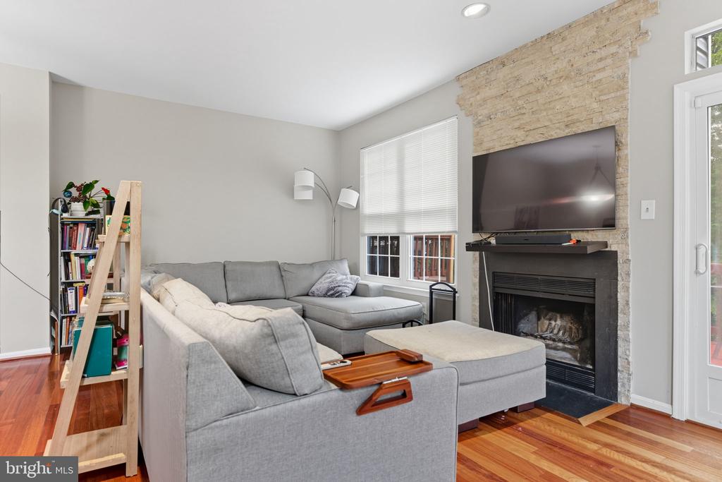 47587 COMER SQUARE