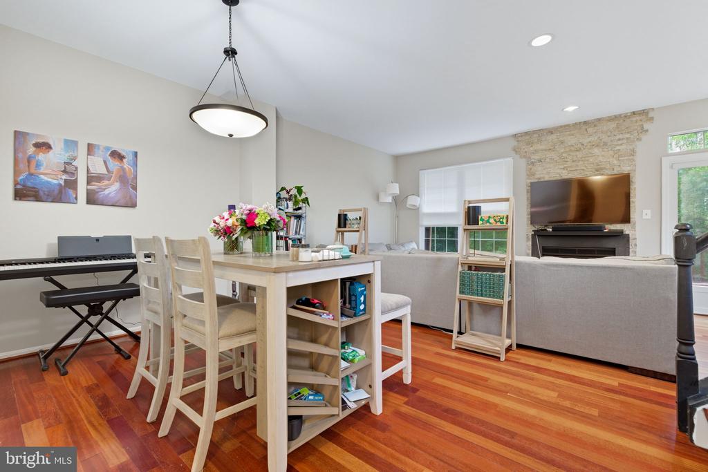47587 COMER SQUARE