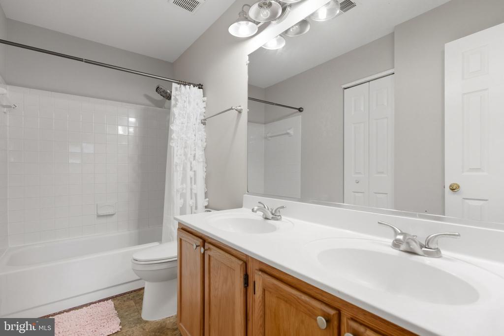 47587 COMER SQUARE