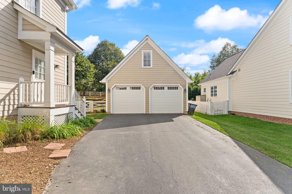 708 IRVINE BANK LANE
