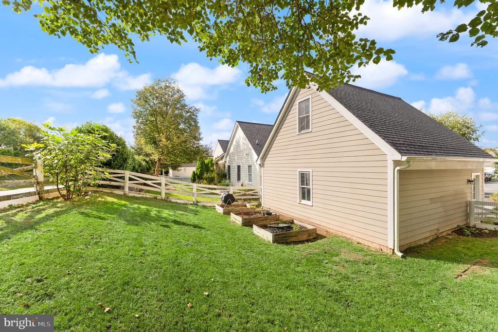 708 IRVINE BANK LANE