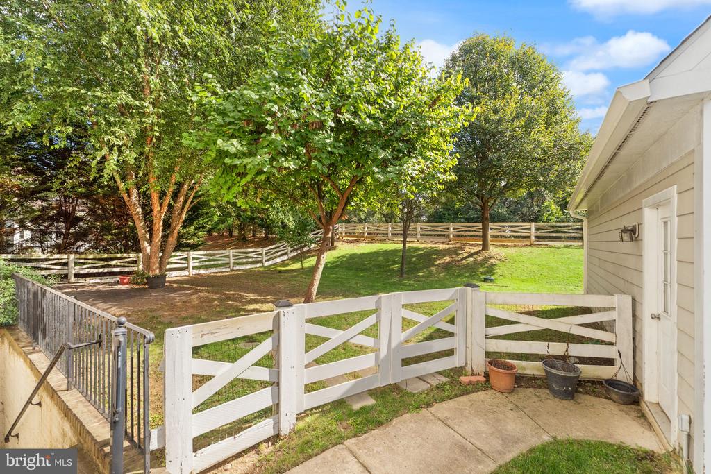 708 IRVINE BANK LANE