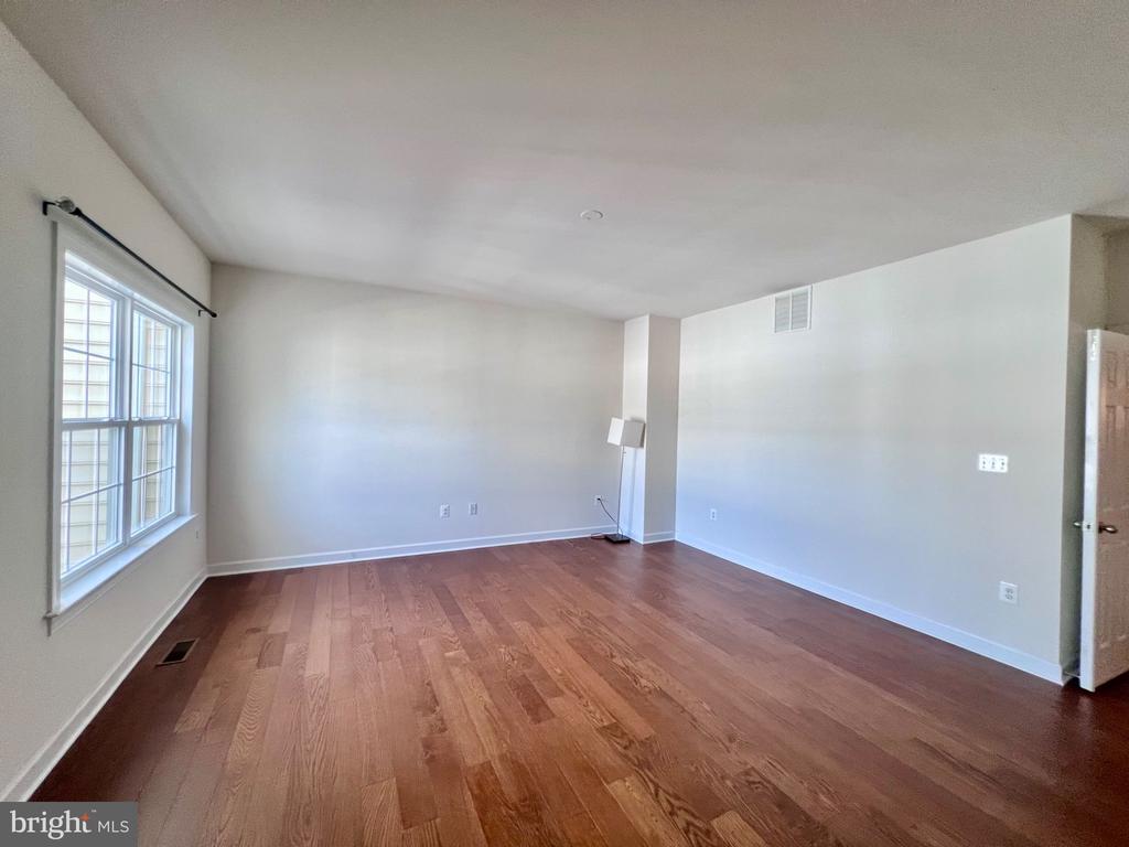 1542 KINNAIRD NE