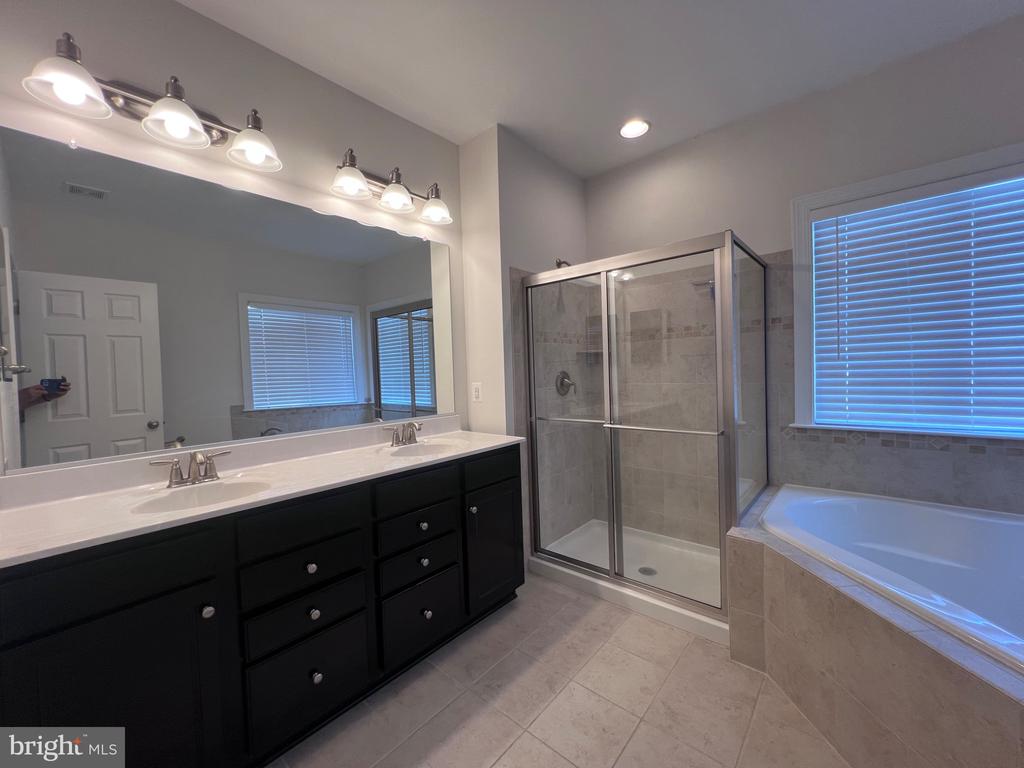 1542 KINNAIRD NE