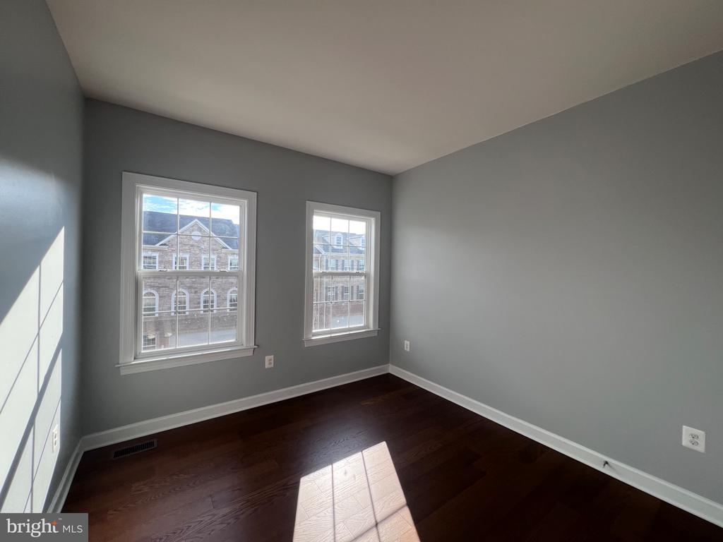 1542 KINNAIRD NE