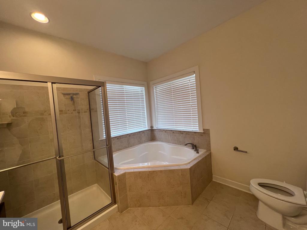 1542 KINNAIRD NE