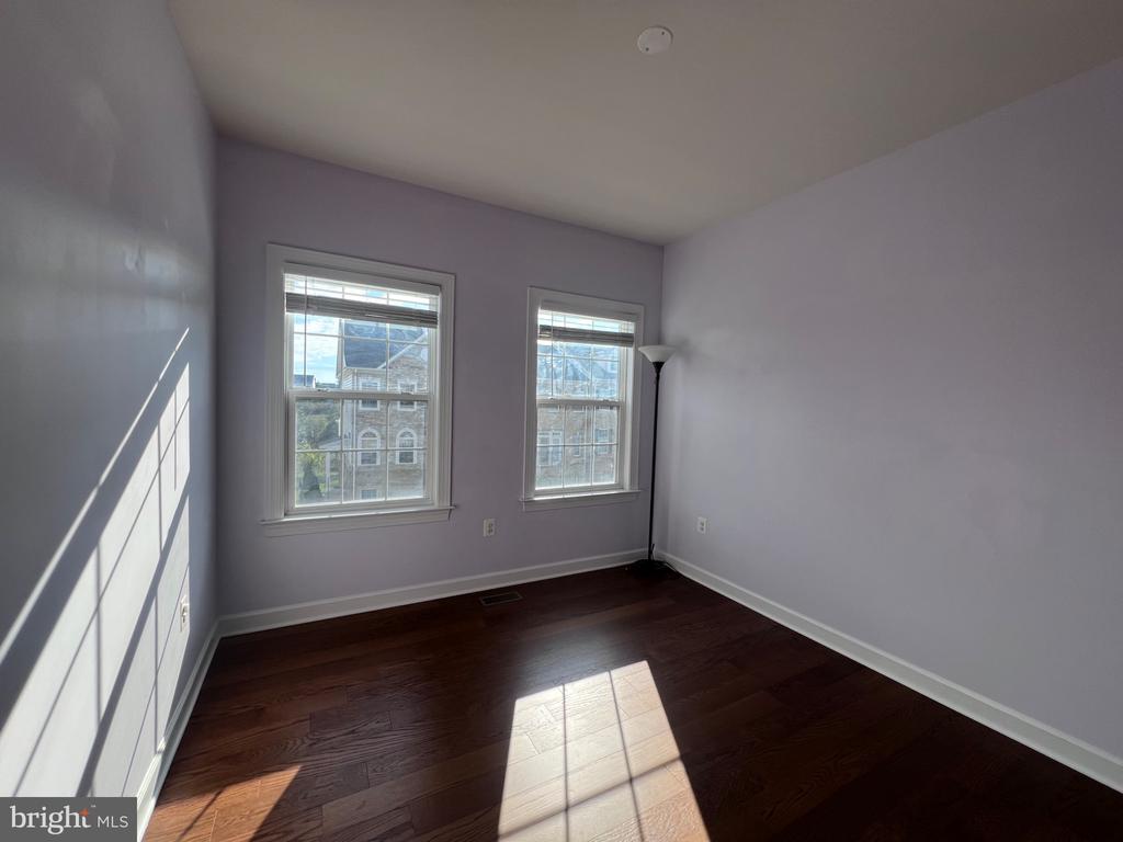 1542 KINNAIRD NE