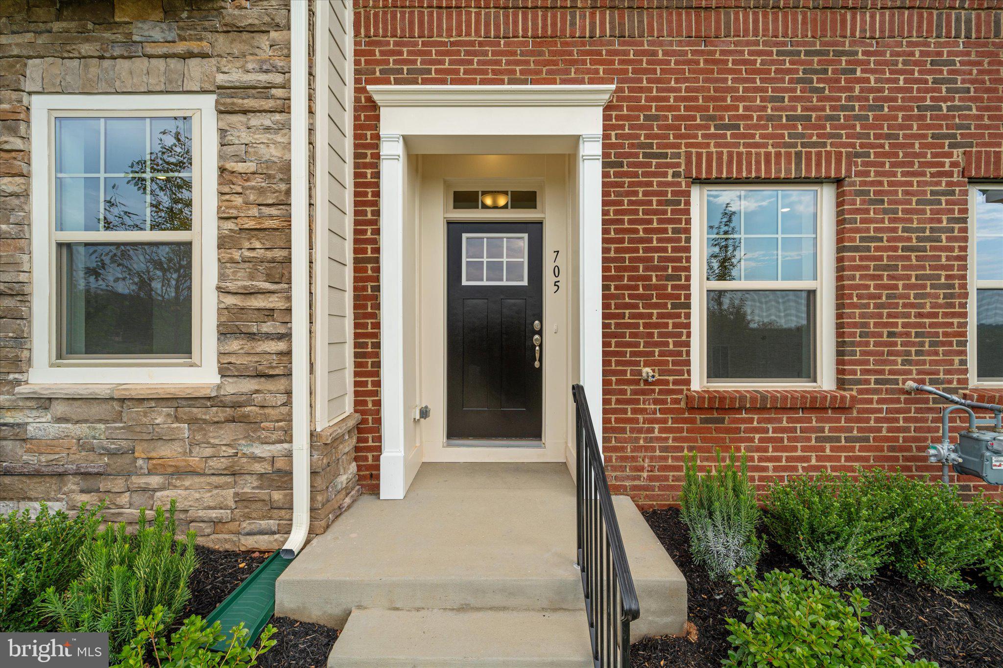 705 SAWBACK SQUARE NE